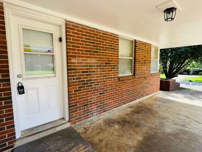 Building Photo - This Adorable 3 Bedroom is READY FOR MOVE IN!