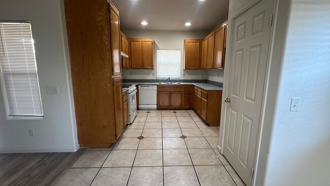 Building Photo - East Lancaster Home