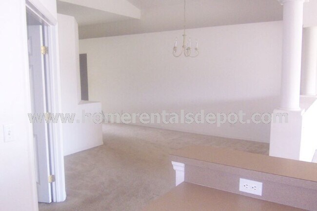 Building Photo - Spacious 4 bedroom home with 2 full bathrooms in Kissimmee – Your 1,816 Sq. Ft. Home Awaits!