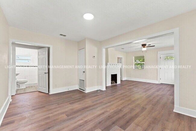Building Photo - Charming 3x2 Bungalow