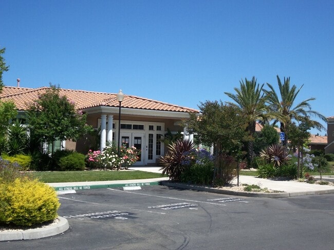 Building Photo - Adorable Upstairs 1/1 Condo (North Natomas...