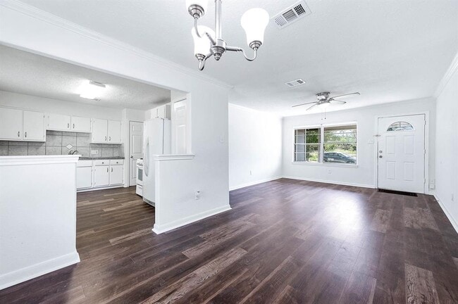 Building Photo - 5711 Lyndhurst Dr
