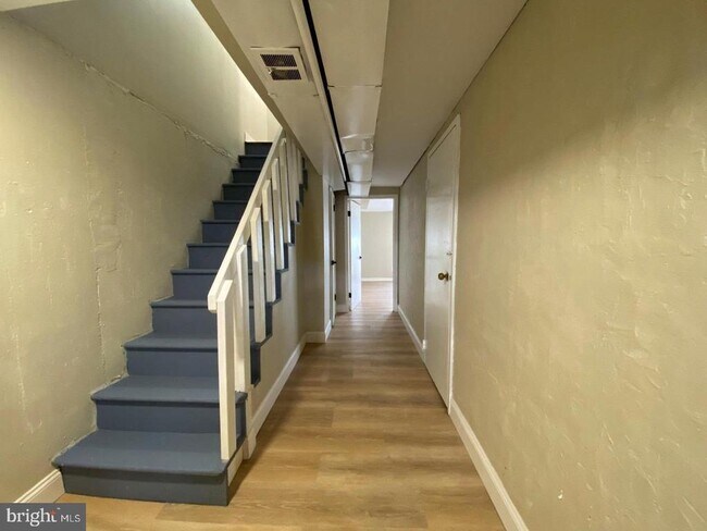 Building Photo - 12639 Biscayne Dr