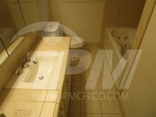 Building Photo - 3-Bed, 1.5-Bath Single-Family Home in the ...