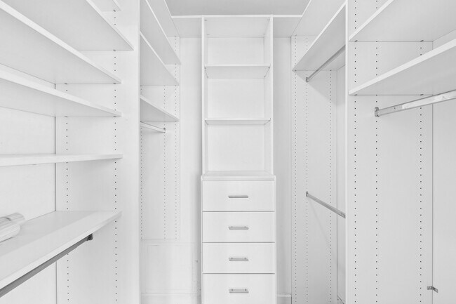 Building Photo - 100 Harborview Dr