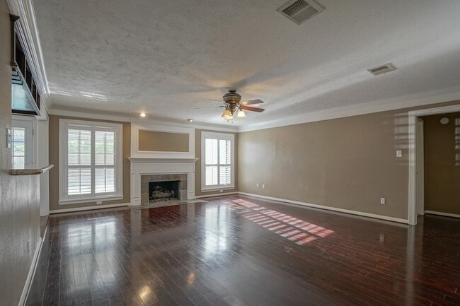 Building Photo - 2108 Lakeway Dr