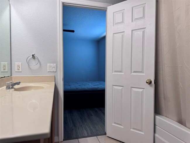 Building Photo - 664 Canna Dr