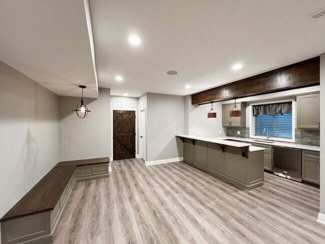 Building Photo - SEE IT NOW: Luxury 5-Bed Home in Wilshire ...
