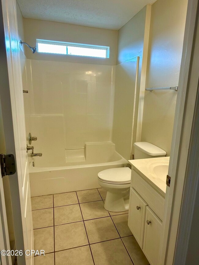 Building Photo - 425 Dolphin Dr