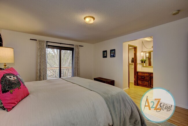 Building Photo - Executive Rental in North End Foothills