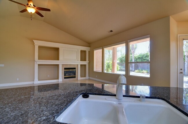 Building Photo - Immaculate Home off of Shepherd & Locan