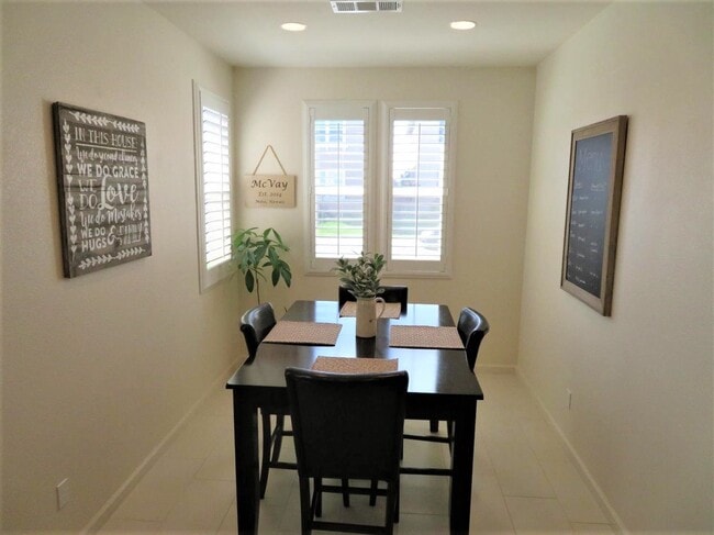 Building Photo - BRIGHT AND CLEAN 3 BED, 2 BATH, 1 STORY HOME IN ELK GROVE