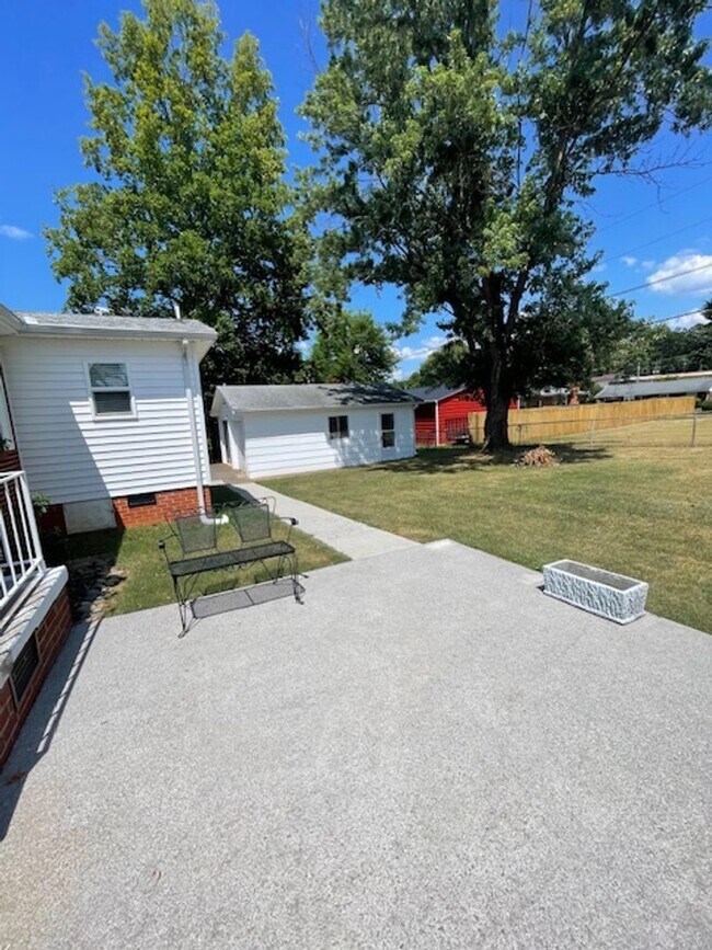 Building Photo - Maryville 37804 - 3 bedroom, 2 bath ranch home - Contact Debra Johnson (865) 591-8281