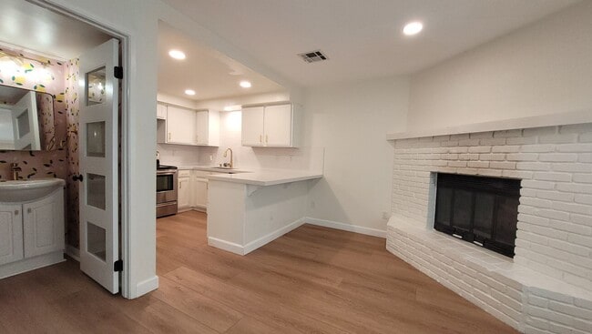 Building Photo - Upgraded townhome in central location !