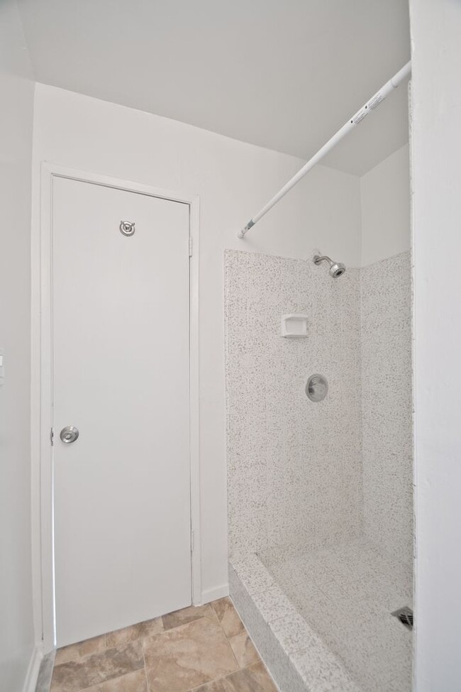 Building Photo - j125