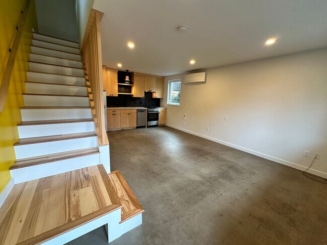 Building Photo - Like-New ADU in NE Portland!