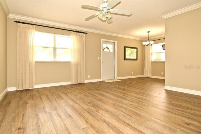Building Photo - 1811 Bedford Ln