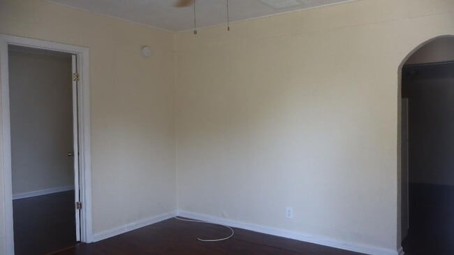 Building Photo - Newly Remodeled! Beautiful 2 bedroom/ 1 bath home / Laundry Room / Car Port