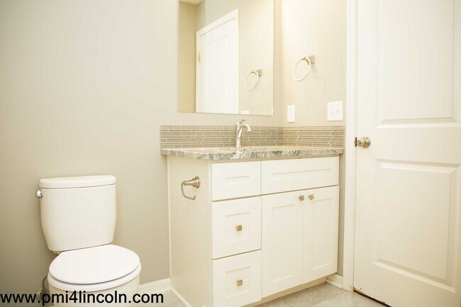 Building Photo - 9800 S 72 St – 5 beds/3 baths/ 3-stall