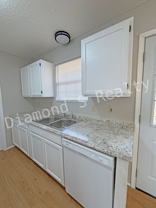 Building Photo - Charming and Clean 3 Bedroom House Available - South Springfield