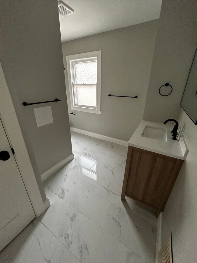 Building Photo - BEAUTIFUL RENOVATED NEW 4 BEDROOM 2 BATH HOUSE QUIET NEIGHBORHOOD