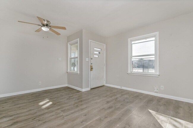 Building Photo - 2304 SW 8th Ave