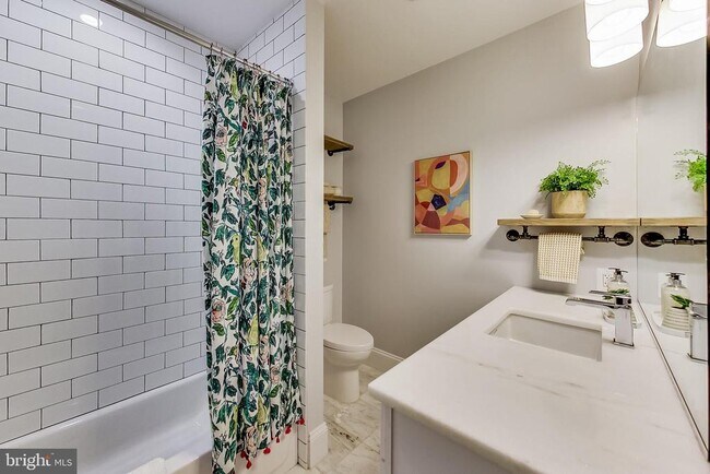 Building Photo - 819 D St NE