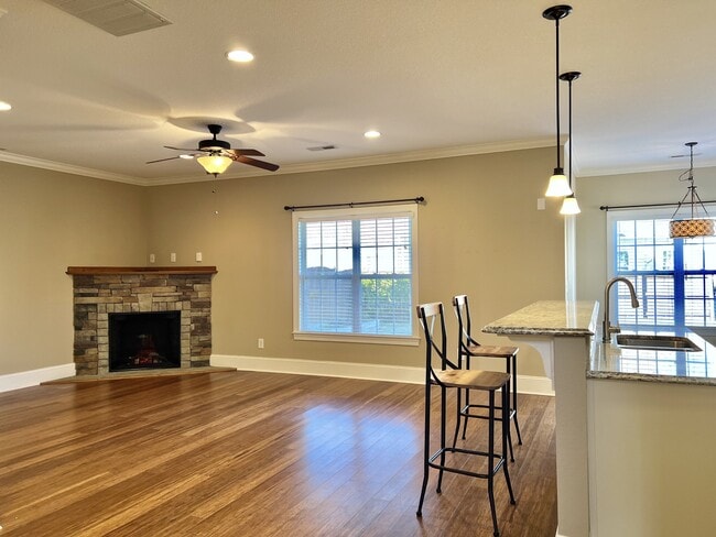 Building Photo - 2000 Croyden Cir