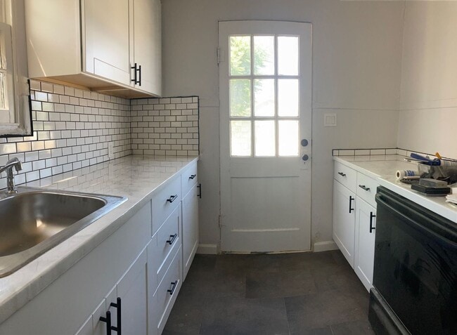 Building Photo - Beautifully Remodeled