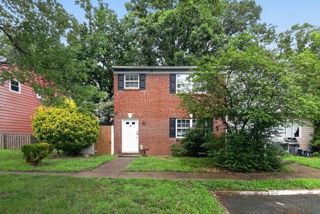Building Photo - Available 3 Bedroom 1.5 bath Townhouse in Fredericksburg, Stafford County