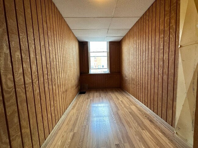 Building Photo - Cozy Two Bedroom Apartment! Great Oakland Location! Call Today!