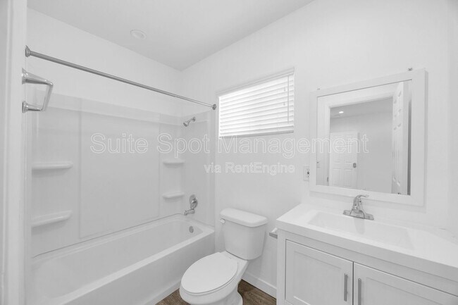 Building Photo - 570 N Cambridge St