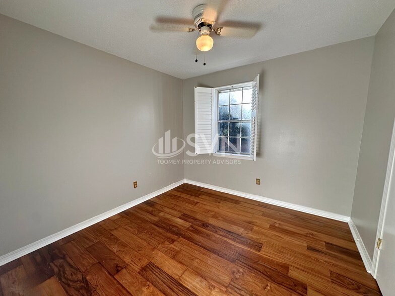 Building Photo - 56 Alan Dr