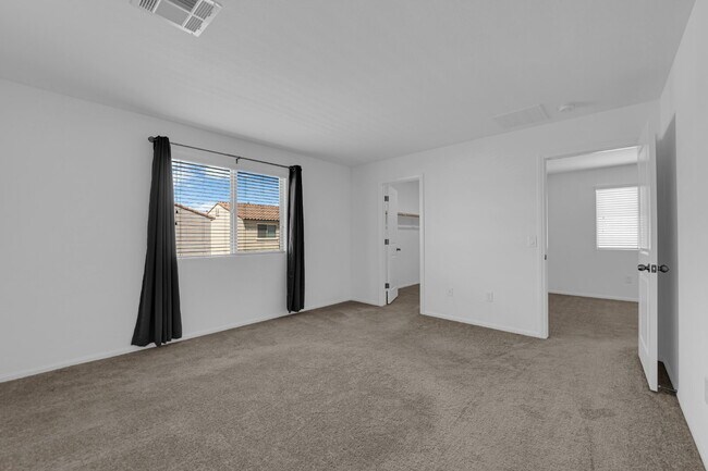 Building Photo - Don't miss out on this cozy 3-bedroom, 2-s...