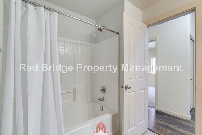 Building Photo - 10834 NE Holly St