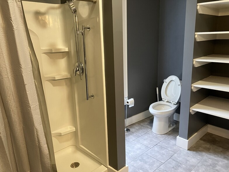 double shower, shelving - 10 S Lake Ave