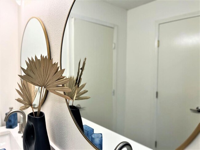 Building Photo - 602 N Shore Dr E