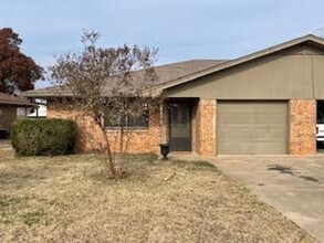 Building Photo - 2/2 Large 1200 Sq Ft Duplex with Garage and Large Backyard