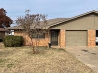 Building Photo - 2/2 Large 1200 Sq Ft Duplex with Garage and Large Backyard