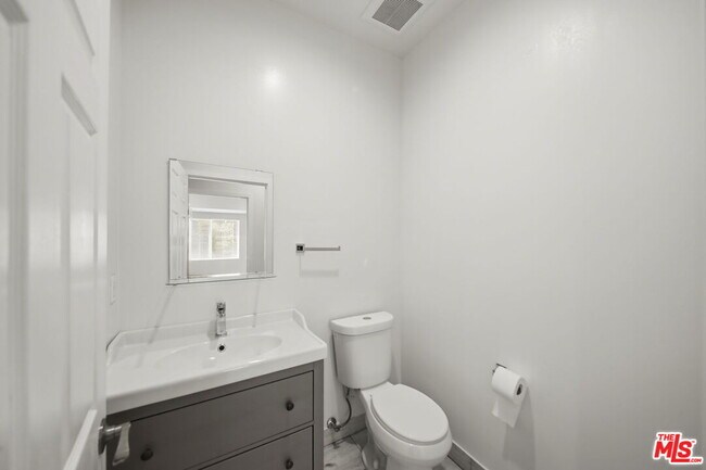 Building Photo - 2910 S Budlong Ave
