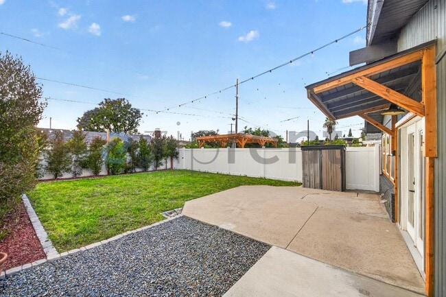 Building Photo - 2602 Deodar St