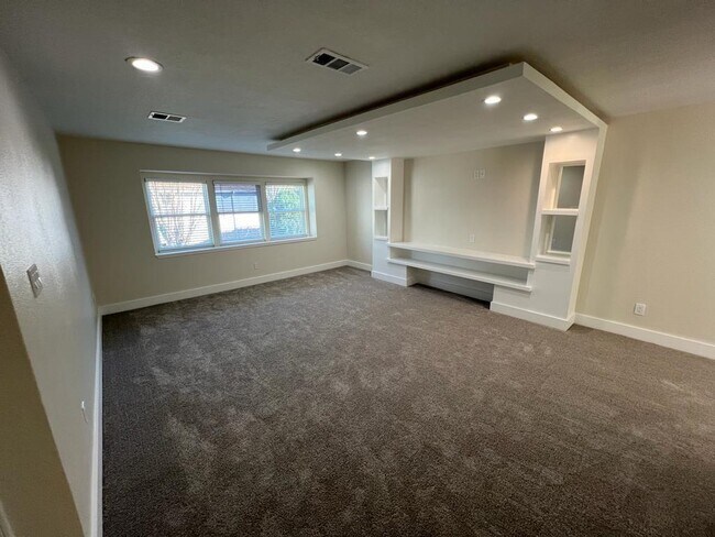 Building Photo - 3203 Country Club Blvd