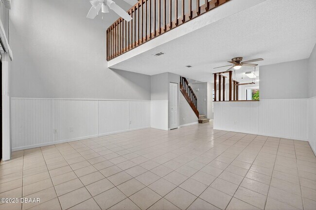 Building Photo - 168 W Sandalwood Ct