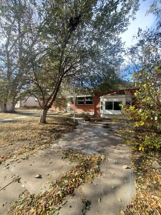 Building Photo - Spacious Ranch Style 4 BR Available in Aug...