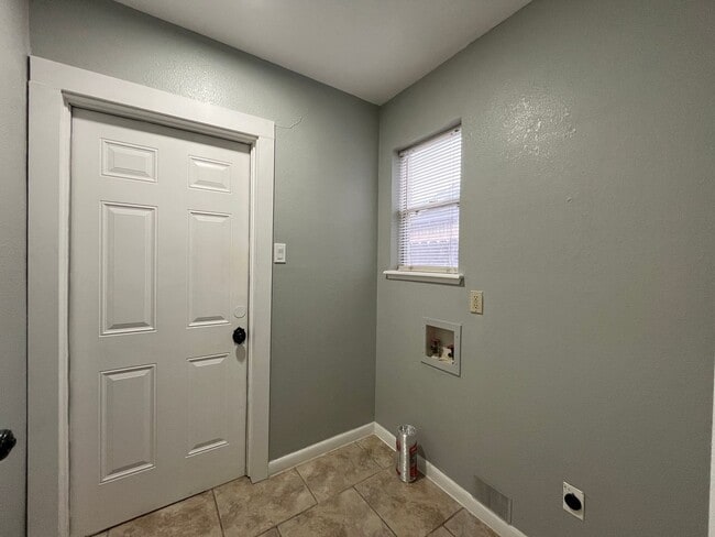 Building Photo - UPDATED HOME WITH BONUS ROOM