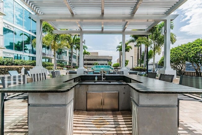 Building Photo - 777 N Ashley Dr