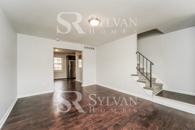 Building Photo - This highly desirable 4 bedroom, 2 bathroo...