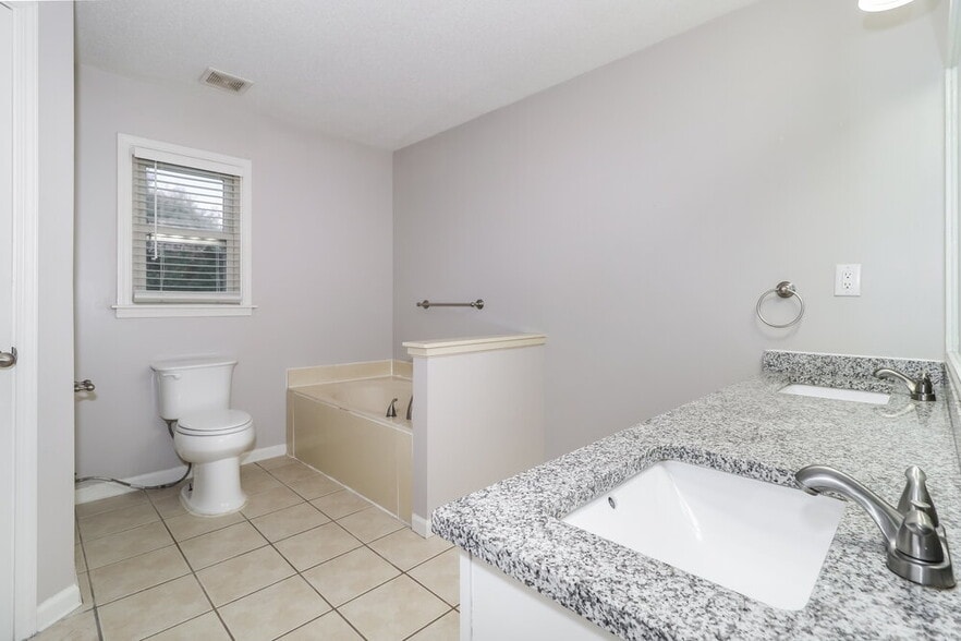 Building Photo - 2776 Fletcher Park Cir E