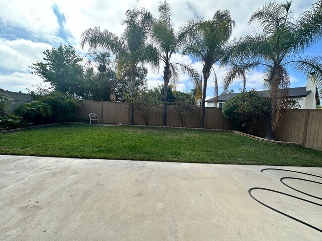 Building Photo - A stunning 4-bedroom haven, fully renovate...