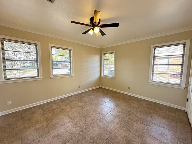 Building Photo - GORGEOUS 4/3 BROADMOOR HOME-UPDATED-MUST SEE!